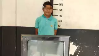 El hombre fue detenido cuando huía con el televisor robado