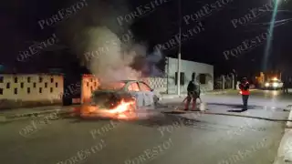 Falla mecánica provoca incendio de automóvil en plena vía pública