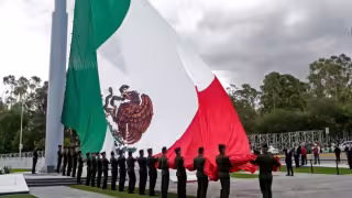 El presidente Andrés Manuel López Obrador conmemora el Día de la Bandera en Mazatlán, Sinaloa