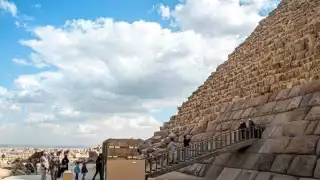 Restauración de una pirámide de Giza causa polémica en Egipto