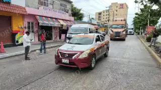 Choque entre combi y taxi provoca caos vial en la colonia Francisco I. Madero en Ciudad del Carmen