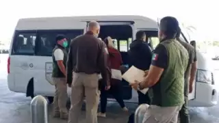 Elementos de la INM retuvieron a dos hombres en las inmediaciones del aeropuerto; fueron transferidos a un refugio