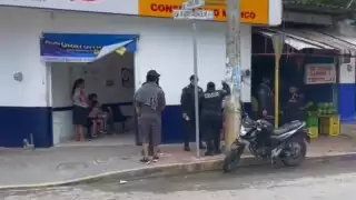 La mujer asegura que los policías tenían armas largas y uniformes tácticos