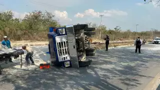 Falla mecánica en volquete provoca volcadura