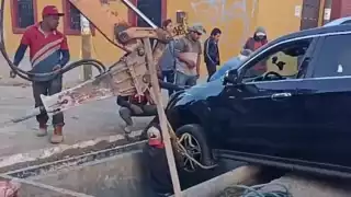 Auto cae en una alcantarilla cerca del Centro de Convenciones en Oaxaca