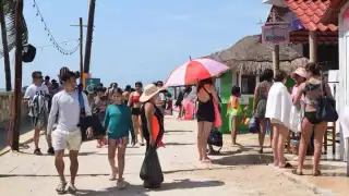 La playa de los cerditos suele aglomerarse durante temporada vacacional