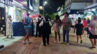 Los turistas aseguran que sienten miedo de estar en medio de un fuego cruzado