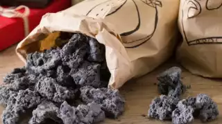Se trata de carbón comestible, son dulces de azúcar de color negro que se asemejan al carbón