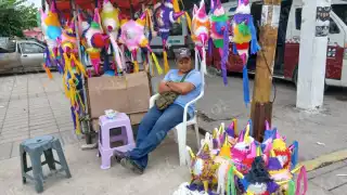 De vender 30 al día a solo 9: con más de 10 años de oficio, piñatero de Escárcega enfrenta bajas ventas