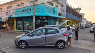 Conductora presuntamente omite alto por malestar físico y provoca choque en calles del Centro; no hubo lesionadas
