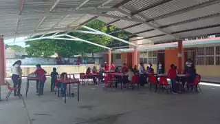 Los maestros y padres temen a que el techo de la cancha se caiga