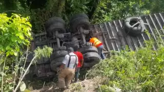 Vecinos saquean tráiler repleto de cajas de frutas al volcar en la vía Escárcega-Chetumal