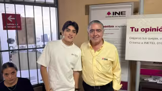 Captan a Gilberto Mora tramitando su INE en Tijuana tras cumplir la mayoría de edad