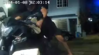 En el clip, ampliamente difundido en redes sociales, se ve a una persona acercarse sigilosamente a la vivienda y quitarle el seguro a la moto con facilidad.