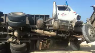 Vuelca un camión en el puente de Xcanatún en la carretera Mérida-Progreso