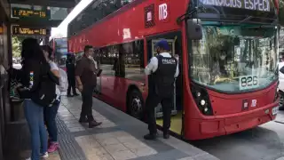 La asaltante intentó sobornar a los policías para no ser detenida