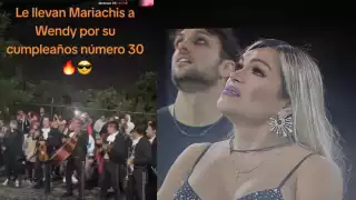 Desde el jardín, Wendy disfrutó de su serenata cumpleañera. Foto: Especial