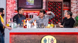 El presentador de programas de Unicable como “Miembros Al Aire”, aprovechó las cámaras para revelar que durante un momento íntimo su pareja lo vomitó encima