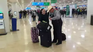 Un oficial los auxilió al ver que tenían complicaciones para ubicar la aerolínea en la que partirían del Caribe Mexicano