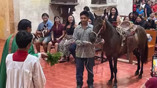 Joven yucateco conquista las redes sociales por llevar a su caballo a recibir la bendición