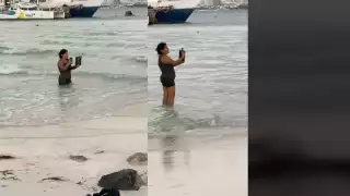 Se ve a la mujer contestando llamadas mientras está dentro del mar