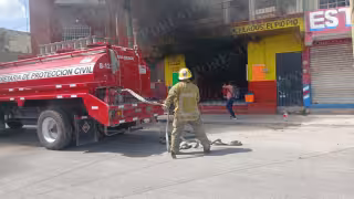 Incendio en asadero de pollos moviliza a bomberos y autoridades en Escárcega