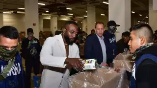 El beisbolista ayudó a empaquetar los víveres para los damnificados en Acapulco