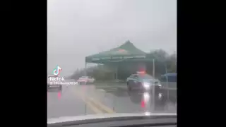 El video del toldo 'caminante' fue captado por automovilistas