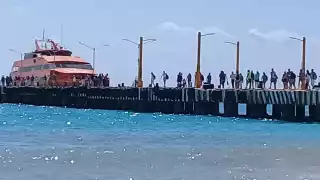 Desde la mañana de ayer lunes, los ciudadanos de Quintana Roo han estado llegando a la Terminal Marítima de Playa del Carmen.