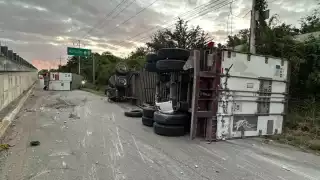 La unidad de doble remolque quedó obstaculizando la vialidad