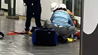 Una mujer atacó con un cuchillo y lesionó al menos a 4 personas en una estación del Metro de Tokio en Japón