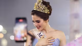 Fátima Bosch; Miss Universo sufre un desmayo durante desfile en Ecuador