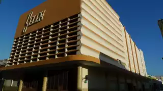 El edificio contaba con un entrada y salida que eran de bronce y cristal