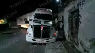 Detienen a chofer de tractocamión tras dañar infraestructura municipal en Ciudad del Carmen