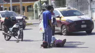 Motociclista lesionada tras aparatoso choque en la avenida Lázaro Cárdenas, Campeche