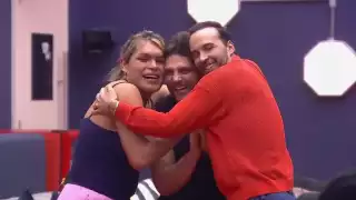 Wendy y Apio apapacharon a Nicola tras su revelación. Foto: Especial