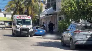 Vecinos que pasaban por el lugar escucharon que amenazaba con lanzarse desde el segundo piso