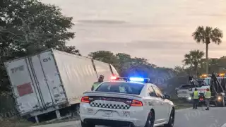 Doble volcadura de tráileres en la autopista Champotón–Campeche moviliza a cuerpos de emergencia