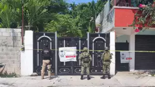 También se encontraron documentos, identificaciones y otros indicios relacionados con la venta de suministro de estupefacientes.