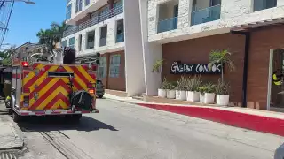 Uno de los bomberos señaló que el problema de los elevadores se debe a los apagones