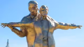 Aparece estatua de Trump y Jeffrey Epstein cerca del Capitolio recreando escena de “Titanic”