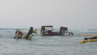 Velero encallado hace dos semanas en Playa del Carmen pone en riesgo zona de arrecifes