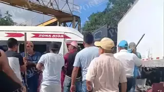 Fuerte choque entre tráiler y combi de pasajeros deja varios heridos en la Escárcega-Chetumal