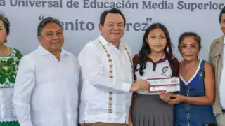 Joaquín Díaz Mena  encabeza la entrega de tarjetas para la beca Benito Juárez a alumnos del CBTis 95 de Mérida