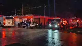 Se incendia comercio cerca de una gasolinera en Chetumal