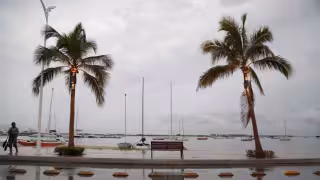 Protección Civil alerta por zonas con potencial ciclónico en el Pacífico y lluvias torrenciales en Oaxaca