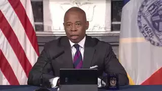 El alcalde de Nueva York, Eric Adams restringe la llegada de nuevos autobuses con migrantes.