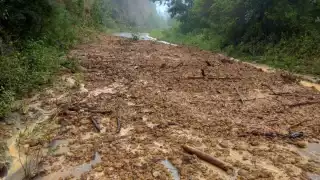 Otra de las importantes afectaciones que dejó el Huracán Otis en Guerrero, fue el daño a carreteras que impide el acceso a diversas comunidades, incluido Acapulco