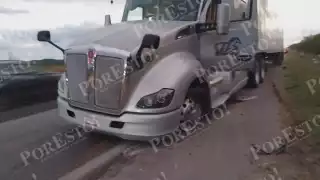 Trailero se salva de tragedia tras dormitar e invadir carril contrario en la Campeche–Mérida
