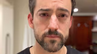 Luis Gerardo Méndez pide a seguidores que se vacunen; recuerda la muerte de su padre por COVID-19